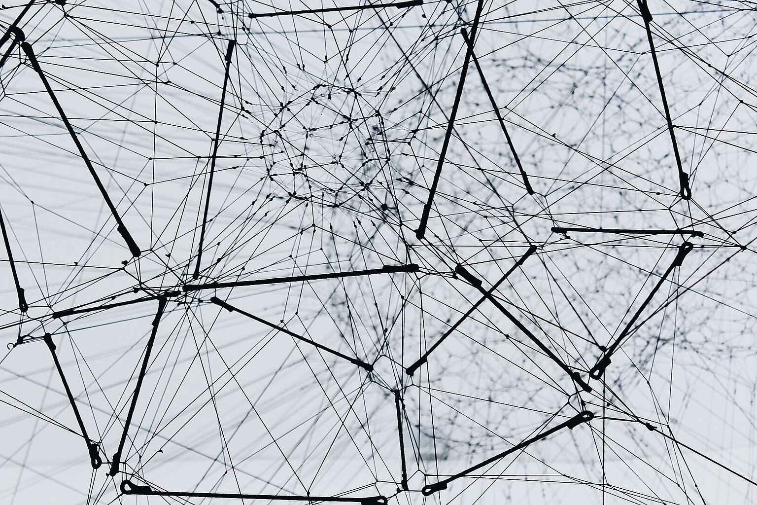 Drahtgebilde, das einem Netz oder Spinnennetz ähnelt