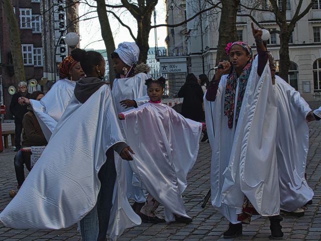 Frauen in weißen Kleidern beim Tanz